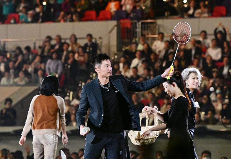 林丹及叶倩文进行羽毛球表演赛。 林丹及叶倩文进行羽毛球表演赛。