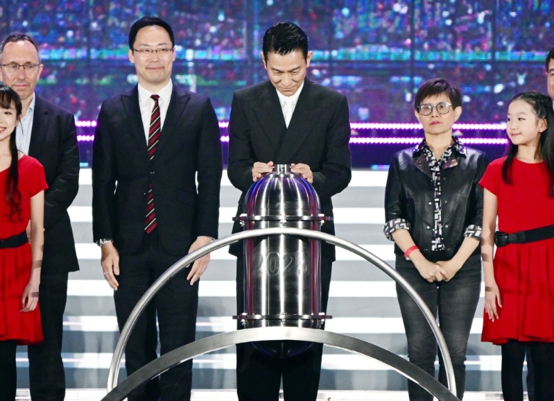 刘德华惊喜登场。 刘德华惊喜登场。