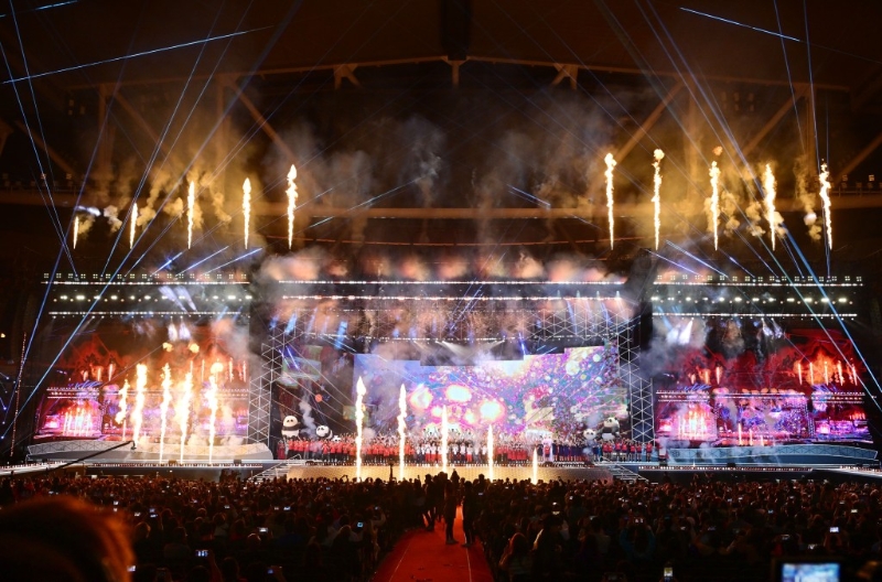 启德主场馆在开幕表演尾声进行烟火表演。 启德主场馆在开幕表演尾声进行烟火表演。