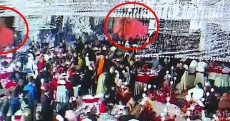 正当新娘准备入场时,屏幕上竟突然跳出1张不雅照片,让现场宾客错愕不已。翻摄自微博 正当新娘准备入场时,屏幕上竟突然跳出1张不雅照片,让现场宾客错愕不已。翻摄自微博