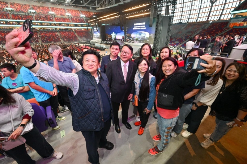 陈国基与超过3万名市民和嘉宾晚上欢聚在启德主场馆,一同见证香港的新地标启用。 陈国基FB 陈国基与超过3万名市民和嘉宾晚上欢聚在启德主场馆,一同见证香港的新地标启用。 陈国基FB