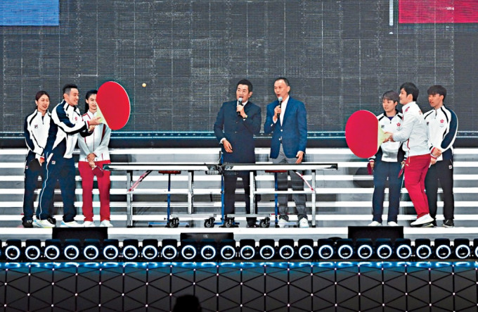 国家乒乓球名将樊振东手持特大版红色球拍比赛亦亳无难度,尽显球星本色。 国家乒乓球名将樊振东手持特大版红色球拍比赛亦亳无难度,尽显球星本色。