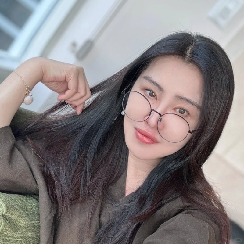 王祖贤又在小红书上晒出一张自拍近照，并留言：“康康我的小红书新头像”。