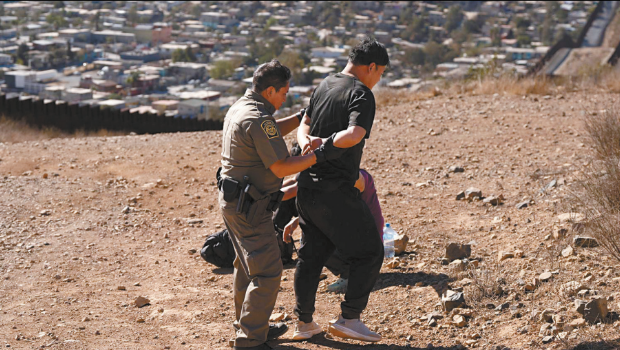 ICE最新数据显示，2月份在美墨边境被截的偷渡客只有8450人，创下至少25年来的新低。