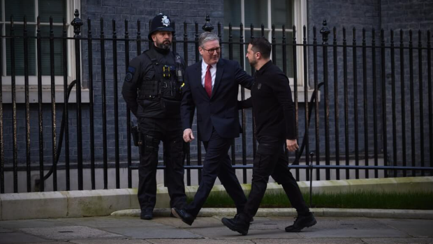 乌克兰总统泽连斯基（右）1日抵伦敦参加会谈，英国首相斯塔默（中）热情欢迎。图取自 facebook