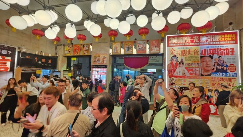 新光戏院结业前一日，不少市民一家大小到场拍照留念。 黄文威摄