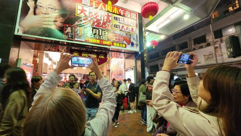 不少市民对于新光结业感到不舍，今日专程到场打卡影相留念。 黄文威摄