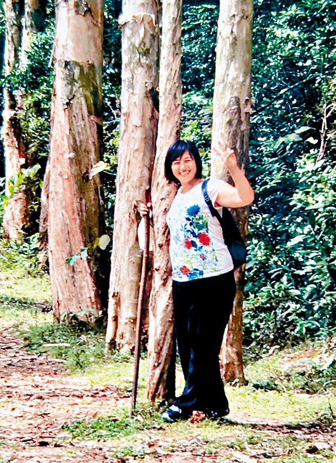 静姨性格好动，经常约友人郊游远足。