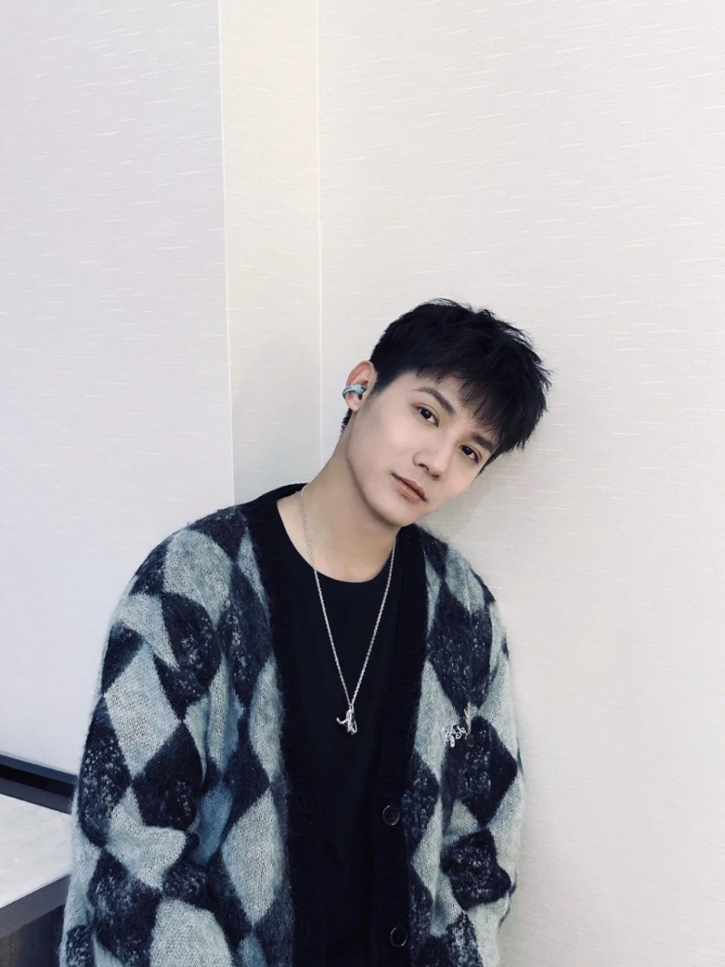 郑业成2012年凭借电影《百万爱情宝贝》正式开启演艺生涯。 郑业成2012年凭借电影《百万爱情宝贝》正式开启演艺生涯。