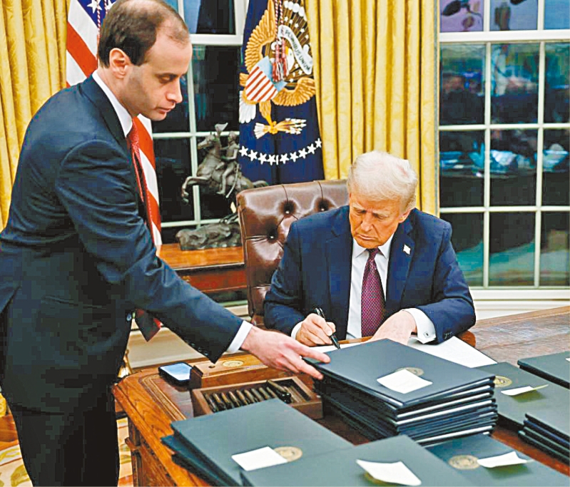 特朗普签超75项行政令。 特朗普签超75项行政令。