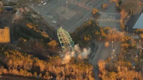 巨大钢筋结构徐徐倒下。 X 巨大钢筋结构徐徐倒下。 X