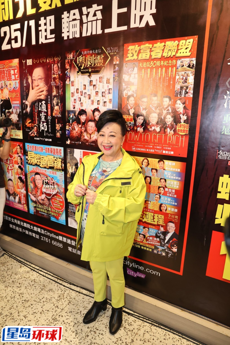 正在杭州拍摄的薛家燕,特意赶返港见证新光闭幕仪式。 正在杭州拍摄的薛家燕,特意赶返港见证新光闭幕仪式。