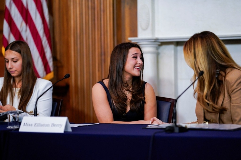 梅拉尼娅坐在2名受到深伪色情影像茶毒的少女身旁。路透社