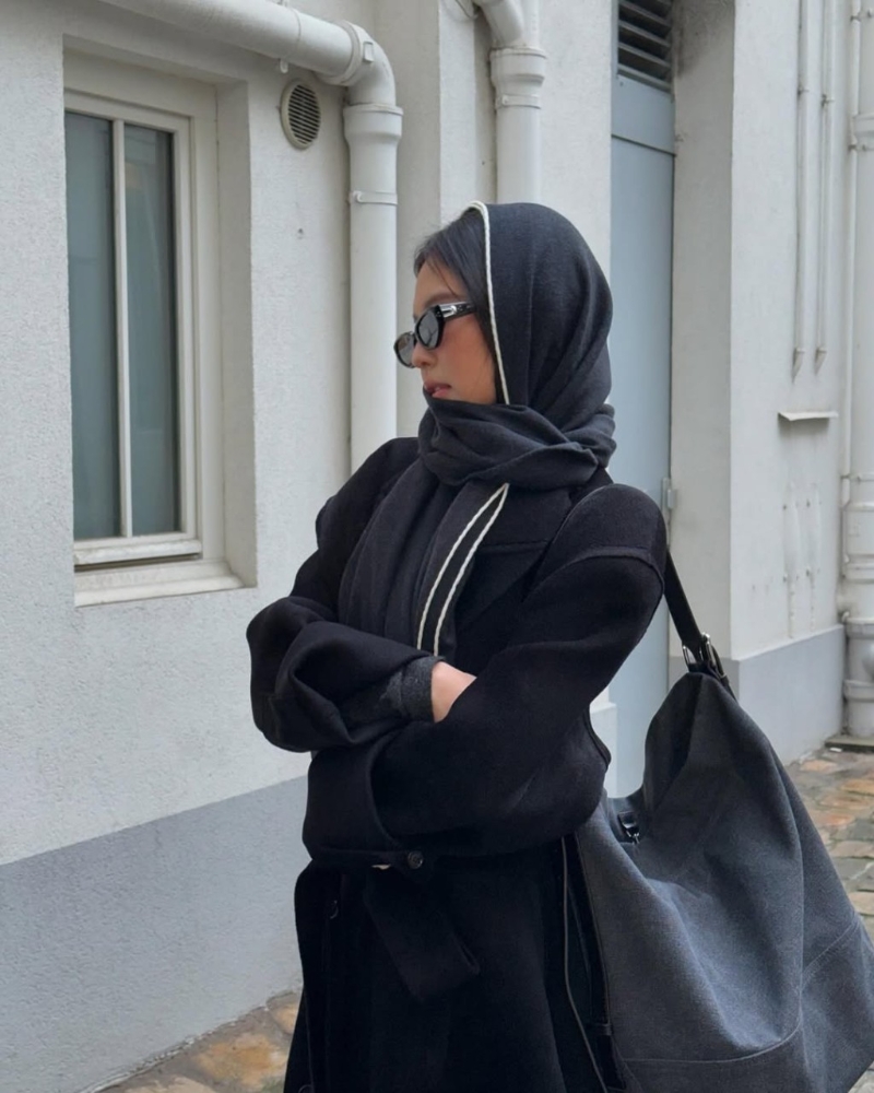 BLACKPINK Jennie以大型号深灰色水桶袋，配搭黑色大衣，营造深浅色视效。（图片来源：IG@jennierubyjane）