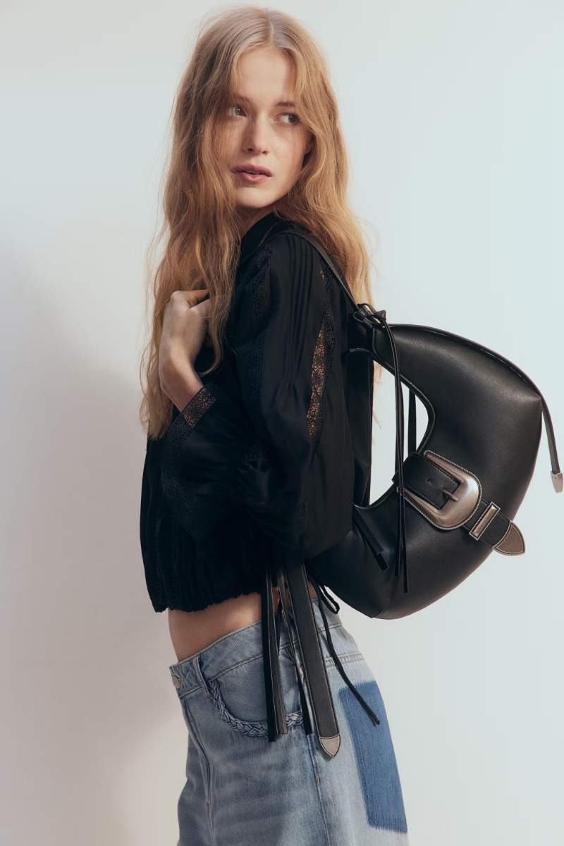 H&M涂层布料手袋  $299，拉链拉环及肩带均缀长流穗装饰，佩戴时增添动感