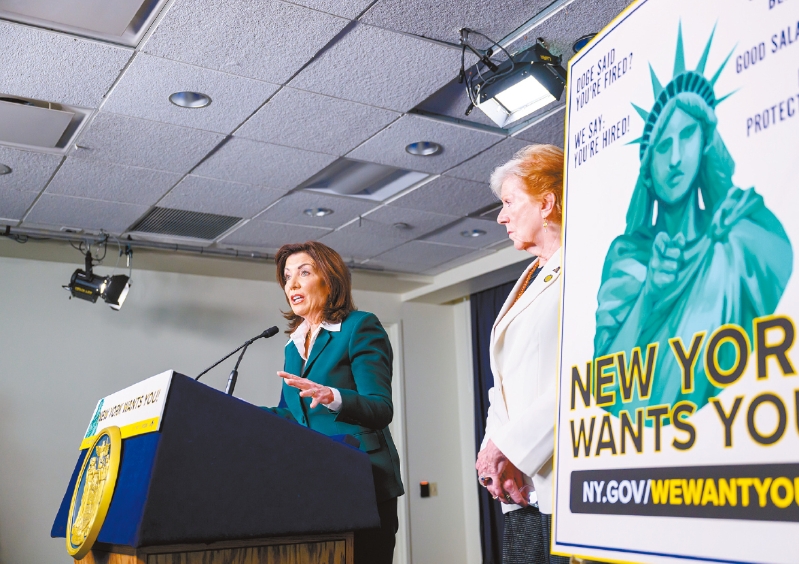 胡楚大规模招聘被解雇公务员。 胡楚大规模招聘被解雇公务员。