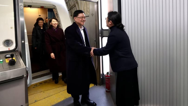 李家超今傍晚抵京,明日列席全国人大会议。李家超fb图片 李家超今傍晚抵京,明日列席全国人大会议。李家超fb图片