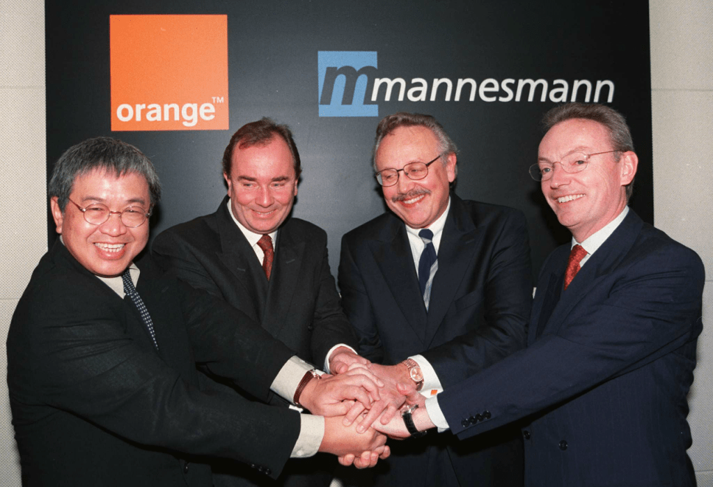 长和大班霍建宁最为人熟悉的功绩,是在香港经济陷入低迷时期成功“卖橙”,为当时的和黄赚取过千亿港元盈利。 长和大班霍建宁最为人熟悉的功绩,是在香港经济陷入低迷时期成功“卖橙”,为当时的和黄赚取过千亿港元盈利。