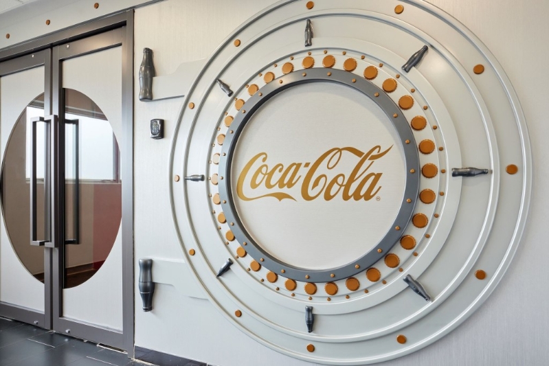 率先报名的240组亲子障碍跑参加者， 更可免费畅游香港可口可乐博物馆。（图片来源：可口可乐）