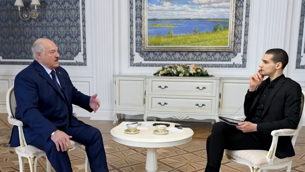 白俄罗斯总统卢卡申科接受知名自媒体人马里奥·纳法尔采访。