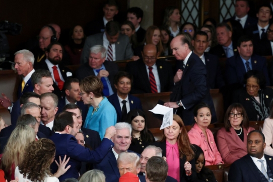 民主党众议员梅拉妮·斯坦斯伯里(Melanie Stansbury)手举牌子被抢下扔了。 路透社 民主党众议员梅拉妮·斯坦斯伯里(Melanie Stansbury)手举牌子被抢下扔了。 路透社