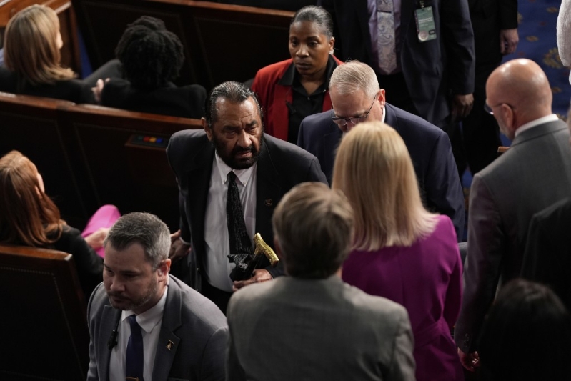 民主党众议员艾尔·格林(Al Green)因多次打断特朗普讲话被警卫护送离开了会场。 美联社 民主党众议员艾尔·格林(Al Green)因多次打断特朗普讲话被警卫护送离开了会场。 美联社