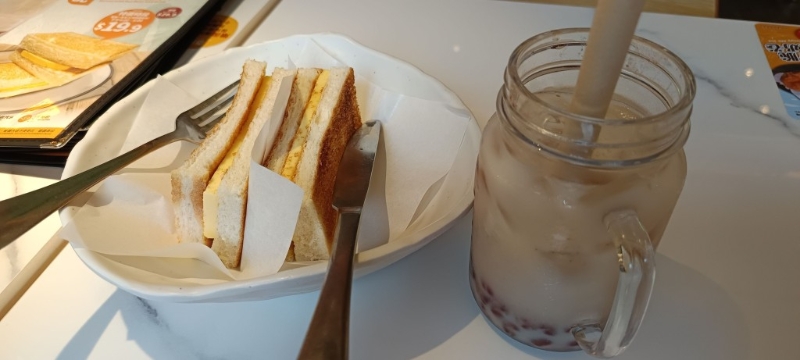 从楼主上传的照片可见,厚切鲜油多卖相相当不错,酥脆吐司夹着厚切牛油,再配上1杯红豆冰,十分“抵食”(图片来源:Facebook) 从楼主上传的照片可见,厚切鲜油多卖相相当不错,酥脆吐司夹着厚切牛油,再配上1杯红豆冰,十分“抵食”(图片来源:Facebook)