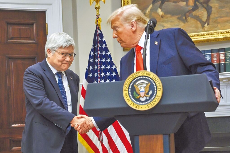 特朗普称赞魏哲家（图左）是传奇，“是现在会议室里最重要的人”。美联社