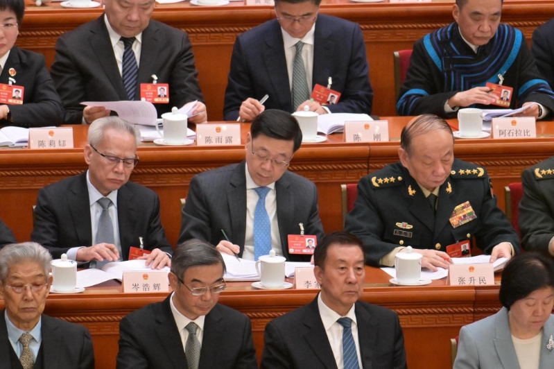 列席会议的行政长官李家超在社交平台表示，对政府工作报告倍感鼓舞。李家超图片