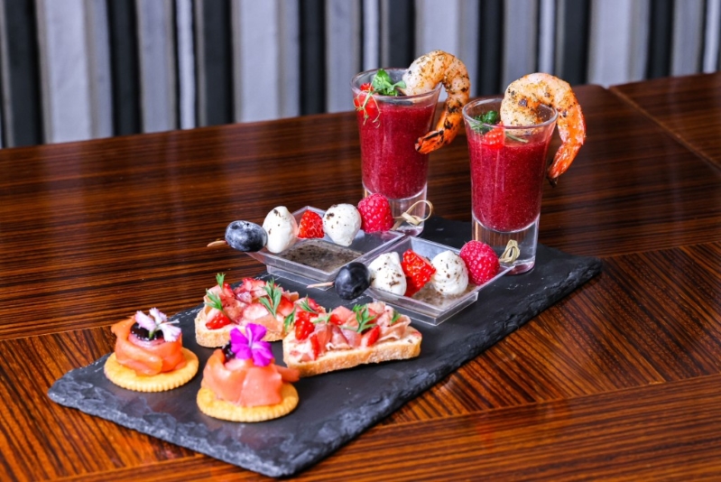 1.头盘由烟三文鱼伴莓果脆饼、巴马火腿伴士多啤梨意式多士等组成,清爽开胃。 1.头盘由烟三文鱼伴莓果脆饼、巴马火腿伴士多啤梨意式多士等组成,清爽开胃。