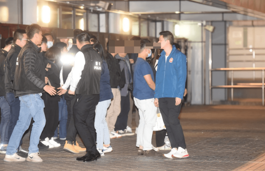 保安局最新成功营救的3男3女被禁锢缅甸港人,其中5人已于晚上顺利返港。 保安局最新成功营救的3男3女被禁锢缅甸港人,其中5人已于晚上顺利返港。