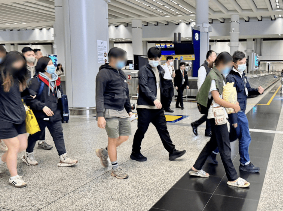 平安返港5港人由保安局人员陪同步出机场。保安局fb 平安返港5港人由保安局人员陪同步出机场。保安局fb