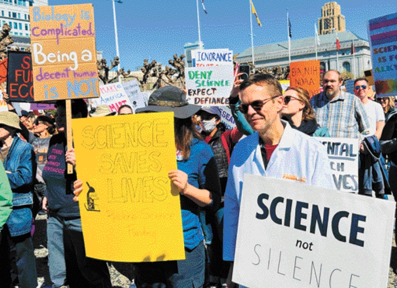 成百上千名科学家和倡导者到市府广场声援集会。