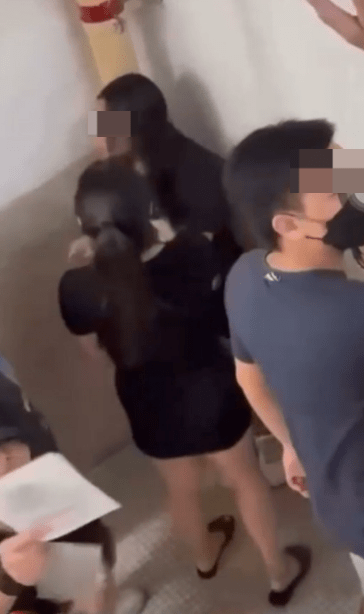 周四(6日)晚上网上流传一段短片,一名少女在后楼梯遭一群年轻男女轮流掌掴,在长约6分钟的画面中,女童至少被掴了15下。 周四(6日)晚上网上流传一段短片,一名少女在后楼梯遭一群年轻男女轮流掌掴,在长约6分钟的画面中,女童至少被掴了15下。