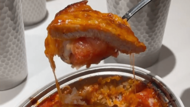 从楼主上传的照片所见,焗鲜茄猪扒饭卖相非常吸引,表面铺满芝士有“拉丝”效果! 从楼主上传的照片所见,焗鲜茄猪扒饭卖相非常吸引,表面铺满芝士有“拉丝”效果!