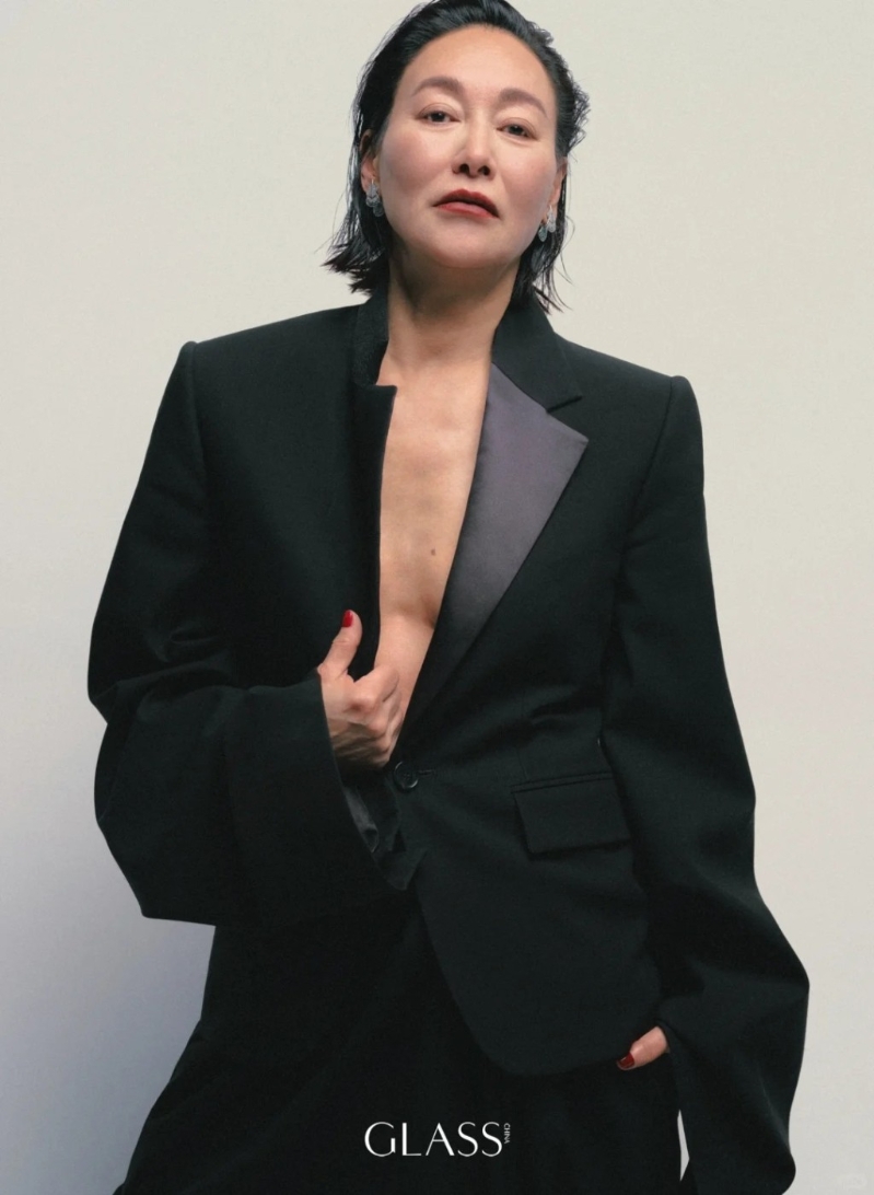 惠英红为国际知名奢侈品牌拍宣传照，真空上阵中门大开力秀知性美，品牌刚释出美照。