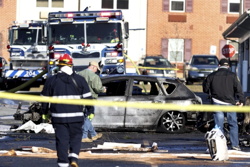 现场10多部汽车烧毁。美联社