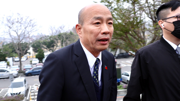 民众党前主席柯文哲父亲柯承发老先生10日举行告别式，“立法院长”韩国瑜（见图）前往致哀。