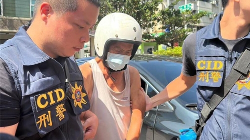 高雄苓雅区2023年发生震惊社会的恶邻凶杀案，10日下午4时，高雄地院宣判吴龙满（中）一审死刑。