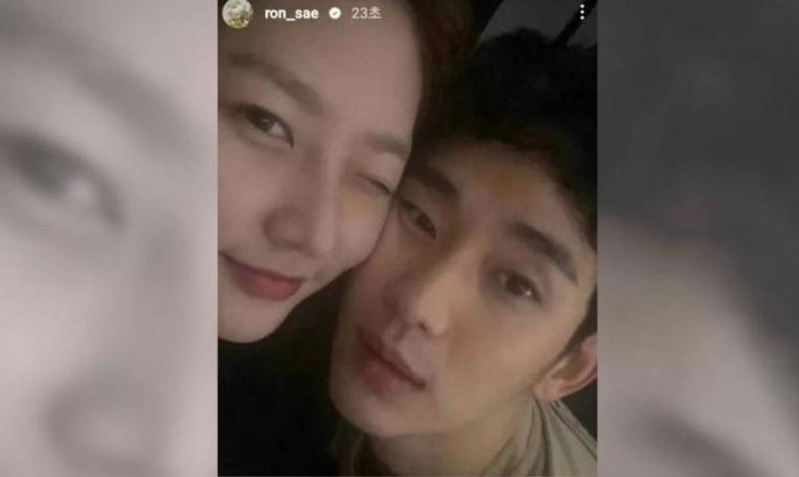 金赛纶(左)去年上传与金秀贤的合影,掀起不小风波。(图/金赛纶IG) 金赛纶(左)去年上传与金秀贤的合影,掀起不小风波。(图/金赛纶IG)