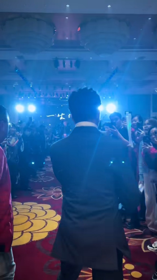 其后温兆伦在工作人员带领下入场,通道两侧满了争相目睹偶像采的观众。 其后温兆伦在工作人员带领下入场,通道两侧满了争相目睹偶像采的观众。