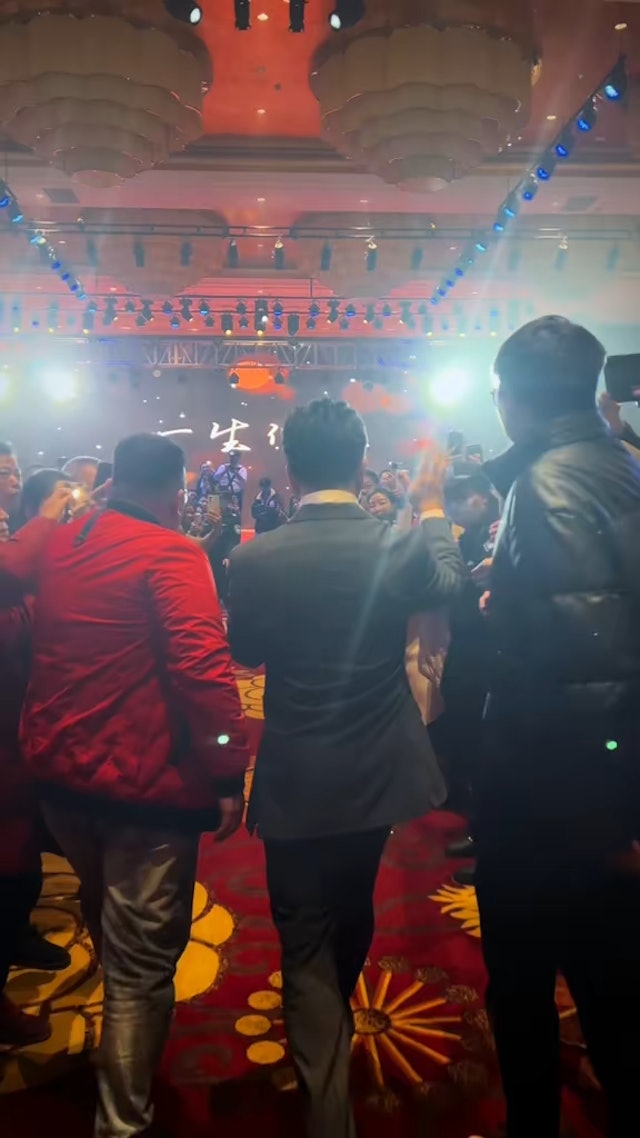 众人齐齐高皋手机为他拍照,又激动尖叫,现场盛沉充分印证温兆伦在内地的号召力。 众人齐齐高皋手机为他拍照,又激动尖叫,现场盛沉充分印证温兆伦在内地的号召力。