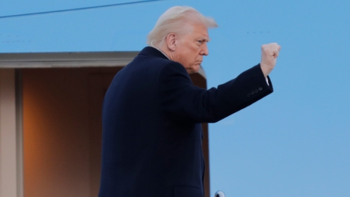 最近美国股市暴跌,导致美国总统特朗普身家缩水3亿美元。 最近美国股市暴跌,导致美国总统特朗普身家缩水3亿美元。