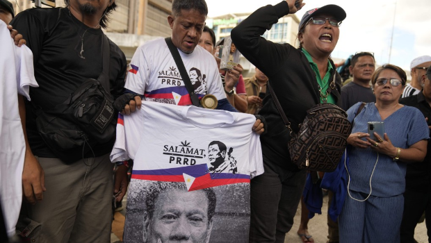 杜特尔特的支持者在马尼拉维拉莫尔空军基地外聚集。