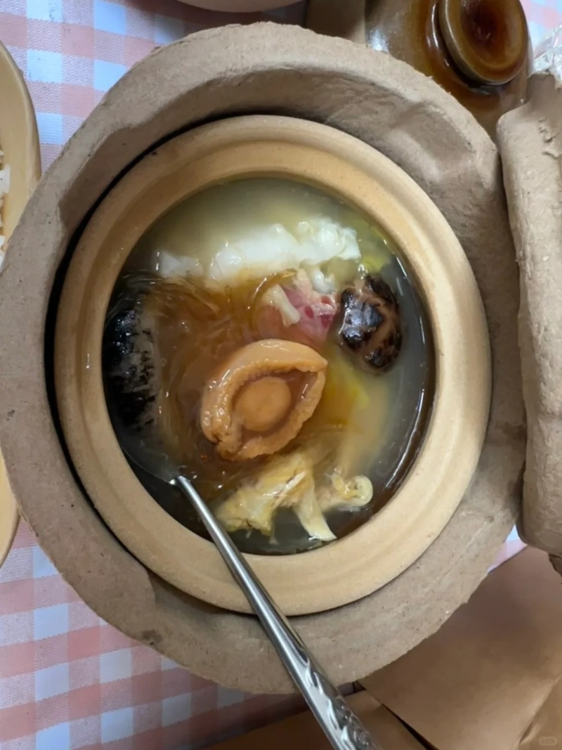 为吸引客人,餐厅首先推出$50鲍参翅肚捞饭(图片来源:小红书) 为吸引客人,餐厅首先推出$50鲍参翅肚捞饭(图片来源:小红书)