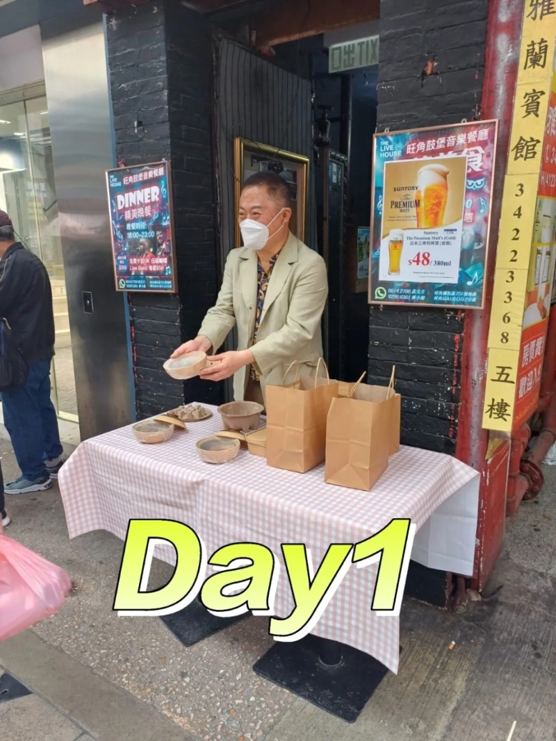 并请来中小企会长佘继标在门口叫卖,但首日仅卖出13份,反应未如理想(图片来源:小红书) 并请来中小企会长佘继标在门口叫卖,但首日仅卖出13份,反应未如理想(图片来源:小红书)