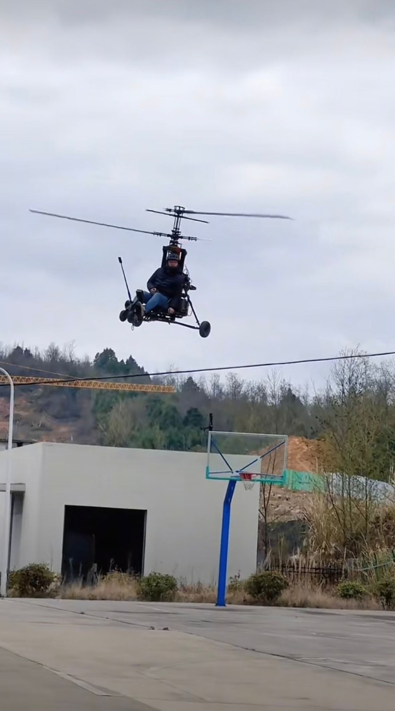 大叔花35万买飞行器自学飞行。 抖音@唐飞机