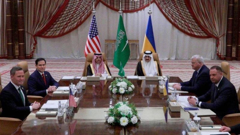 美国国务卿鲁比奥（左2）在沙特阿拉伯与乌克兰代表，商讨俄乌战争停火事宜。 路透社
