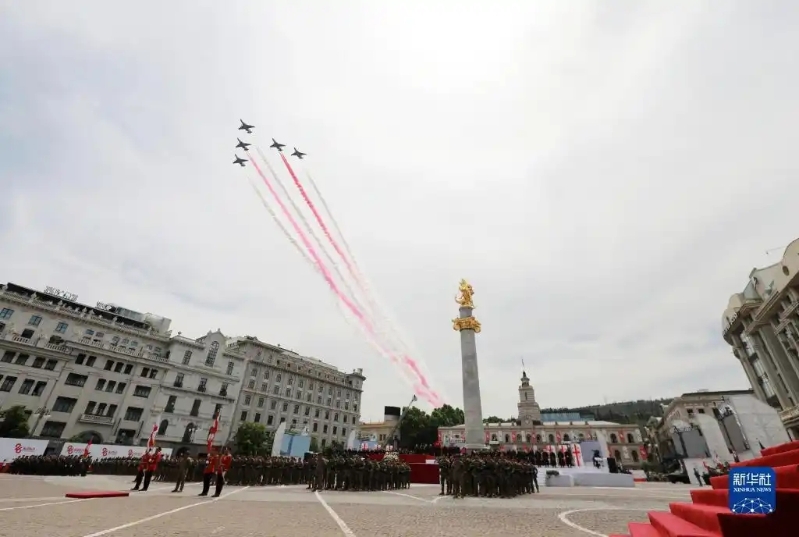 飞机在格鲁吉亚首都第比利斯举行的独立日庆祝活动上飞过自由广场
