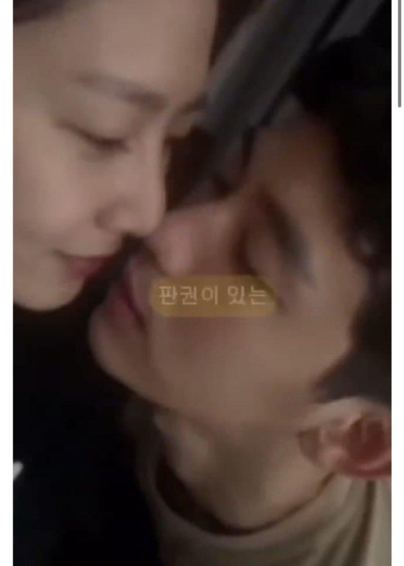 12日又再有亲密照流出。